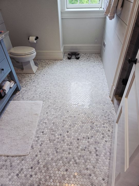 Bathroom floor in white and gray hexagon marble mosaic